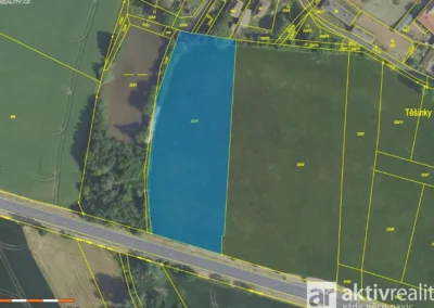 Letecký pohled na stavební pozemek určený pro developerský projekt v obci Těšínky.