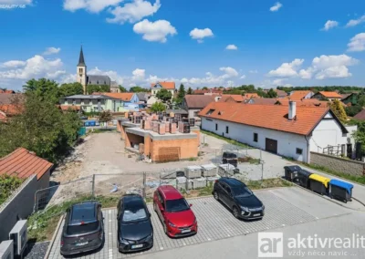 Letecký pohled na projekt nových řadových domů v obci Ovčáry