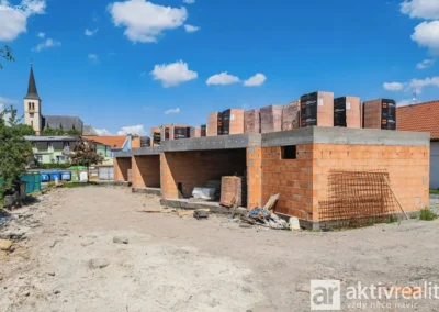 Rozestavěná novostavba řadových rodinných domů 4+kk v obci Ovčáry