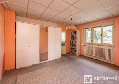 Prostorný pokoj v udržované části domu vhodný pro bydlení nebo rekonstrukci podle vlastních představ