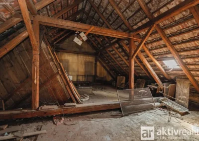 Prostorný půdní prostor s původním dřevěným krovem v domě k rekonstrukci v Sedlčanech.