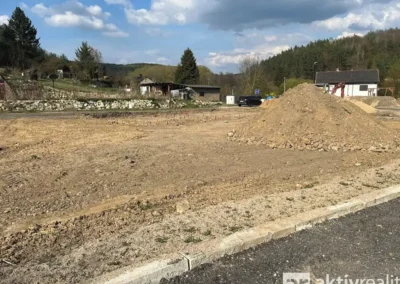 Zasíťovaný stavební pozemek v obci Chudolazy s vydaným stavebním povolením