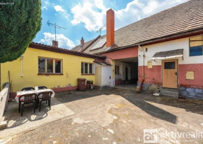 Uzavřený dvůr rodinného domu v Sedlčanech s průjezdem do zadní části pozemku