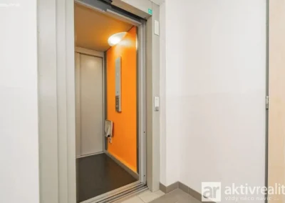 Výtah v bytovém domě Farkašova Praha Kyje